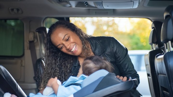 cara membawa bayi bepergian naik mobil